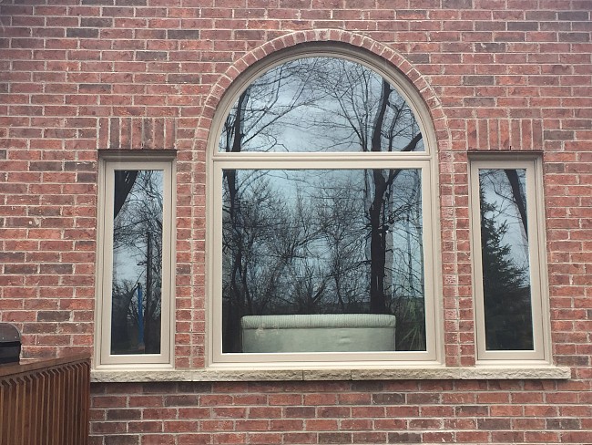 vinyl-windows-replacement-toronto-brick-enclosed