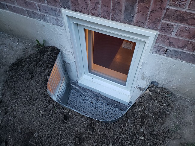 vinyl-windows-replacement-toronto-basement-tilt-and-turn